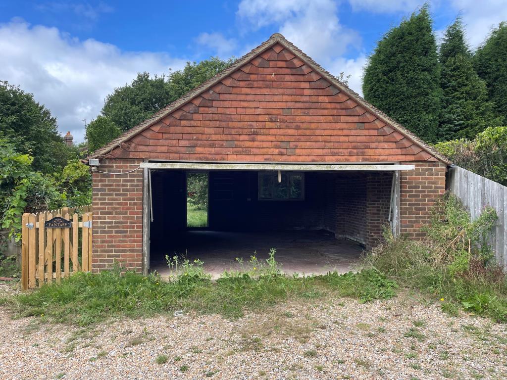 Lot: 69 - CHARACTER COTTAGE IN NEED OF UPDATING AND REPAIR - Front view of detached brick built double garage